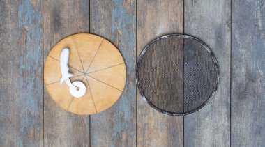  Tahta arka planda yuvarlak ahşap pizza tahtası