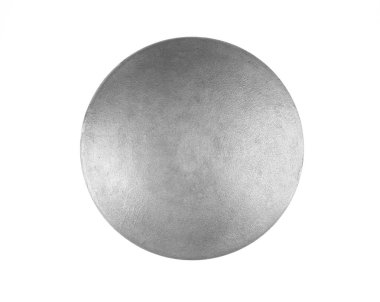 Beyaz zemin üzerinde izole çelik yuvarlak kalkan