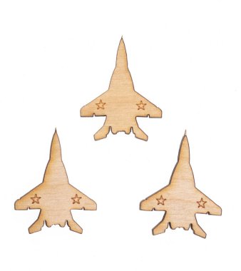 Beyaz arka planda izole edilmiş tahta Sovyet askeri sembolleri.