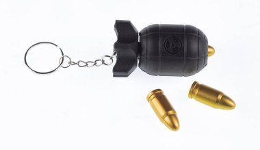 Beyaz arka planda izole edilmiş bombalı anahtarlık.