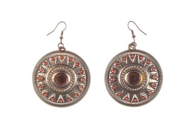 Beyaz arkaplanda izole edilmiş klasik yuvarlak altın küpeler.