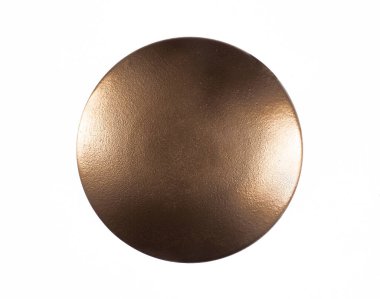 Altın yuvarlak şövalye kalkanı beyaz arka planda izole edilmiş