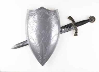 Tapınak kalkanı ve kılıç beyaz arkaplanda izole edilmiş.