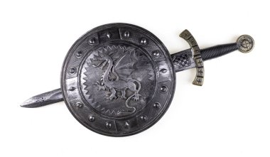 Tapınak kalkanı ve kılıç beyaz arkaplanda izole edilmiş.