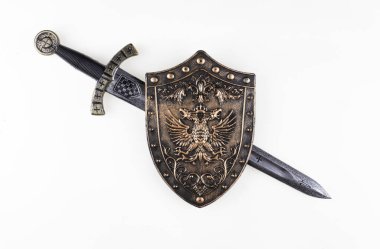 Tapınak kalkanı ve kılıç beyaz arkaplanda izole edilmiş.