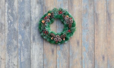 Tahta duvarda yeşil ladin Noel çelengi