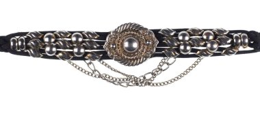 Beyaz arka planda izole edilmiş klasik gümüş kemer.