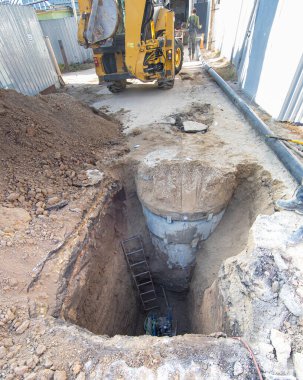 Su tedarik sistemi olan derin bir inşaat çukuru