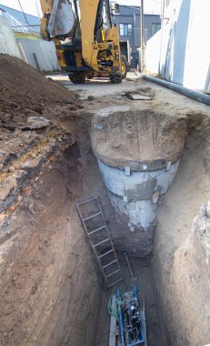 Su tedarik sistemi olan derin bir inşaat çukuru