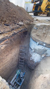 Su tedarik sistemi olan derin bir inşaat çukuru