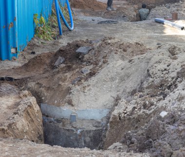 Su tedarik sistemi olan derin bir inşaat çukuru