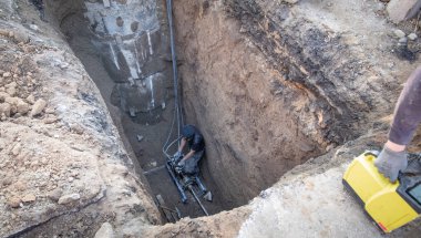 Su tedarik sistemi olan derin bir inşaat çukuru