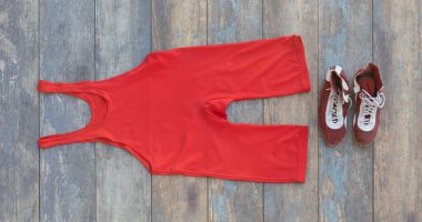 Tahta bir arka planda kırmızı güreş atleti.