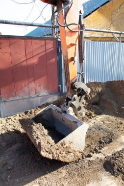 Kazı kovası çukur kazar.