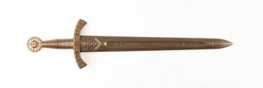 Altın kralın kılıcı beyaz arka planda izole edilmiş.