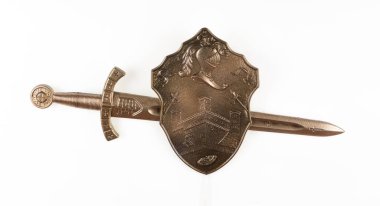 Altın kılıç ve kalkan beyaz arkaplanda izole edildi