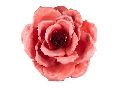 Beyaz arkaplanda izole edilmiş plastik kırmızı yapay gül goncası