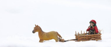 Noel oyuncak çocukları atlarıyla kızakta