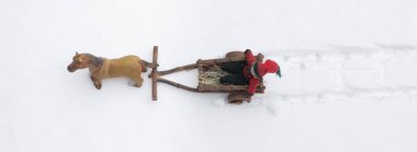 Noel oyuncak çocukları atlarıyla kızakta