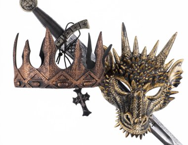 Taç, kılıç ve ejderha kafası beyaz arka planda izole edilmiş.