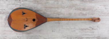 Ahşap arka planda Kazak telli müzikal dombra