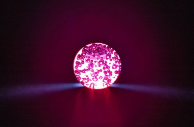 Aydınlatılmış kırmızı cam kristal kristal şeffaf top siyah zemin üzerinde izole