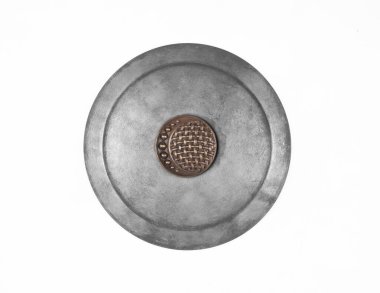 Beyaz arka planda izole edilmiş eski demir yuvarlak kalkan