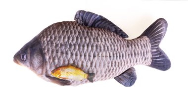 Beyaz arka planda yapay dekoratif balık sazan balığı var.