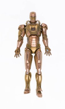 Kazakistan, Almaty, 8 Mart 2026: Beyaz arka planda izole edilmiş sarı takım elbiseli Tony Stark Demir Adam