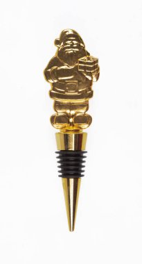 Beyaz arka planda izole edilmiş alkol şişesinden dekoratif bronz mantar.