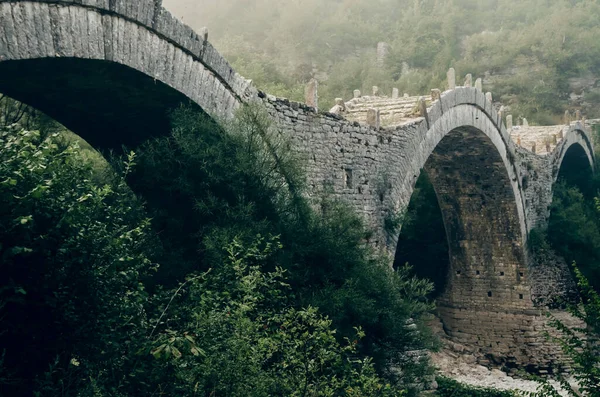 Zagori bölgesinde kurumuş nehir (Vikos Gore ulusal parkı), Epirus, Yunanistan 'daki taş Plakidas köprüsü (Kalogeriko)