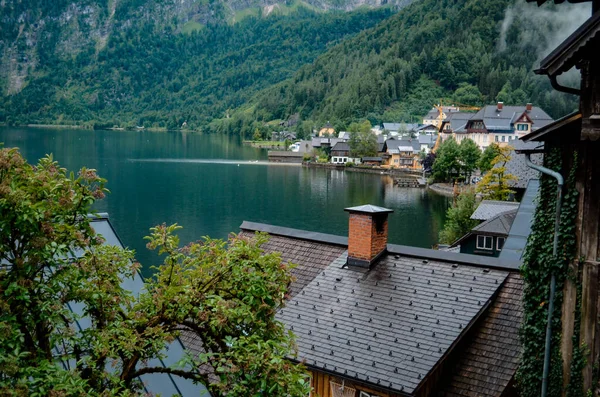 Hallstatter 'deki Hallstatt köyü. Yukarı Avusturya' daki Yüksek Alpler Dağları 'ndaki Göl' e bakın. Hallstatt, Avrupa 'nın göl kıyısında ünlü romantik bir yerdir..