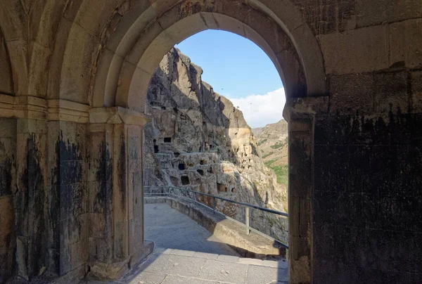 Gürcistan 'daki Vardzia mağarasının kemerinden bak.