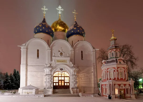 Sergiev Posad 'da soğuk bir kış akşamında Kutsal Bakire Meryem' in Varsayımı Katedrali