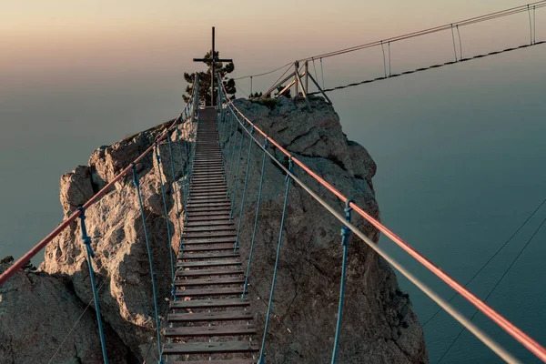 Ai-Petri Dağı 'nın tepesindeki uçurumun üzerindeki asma köprü.