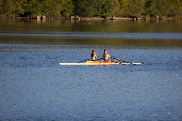 Zwei Ruderer Zwei Mann Ruderboot Auf Dem Wasser — Stockfoto