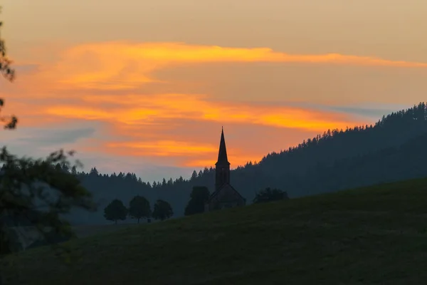 Coucher Soleil Sur Village Hofen Dans Forêt Noire Avec Silhouette — Photo