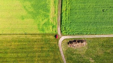 Hiltenfingen yakınlarındaki tarlalarda ve otlaklarda kırmızı bir arabanın yol üzerinde durduğu yerden görüntüyü al