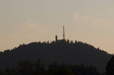 Gözlem kulesinde gün batımı Kara Orman 'da Hohe Mhr 