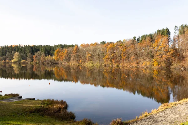 Foglie Autunnali Riflettono Nell Acqua Del Serbatoio Windach Baviera — Foto Stock