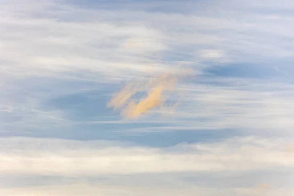 Awan Oranye Antara Awan Berkerudung Putih Langit Biru — Stok Foto