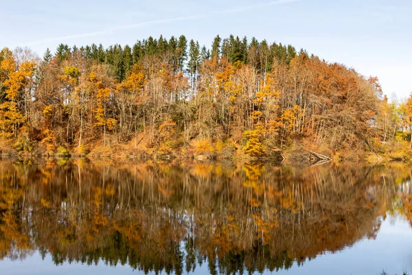 Herfstbladeren Worden Weerspiegeld Het Water Van Het Windach Reservoir Beieren — Stockfoto