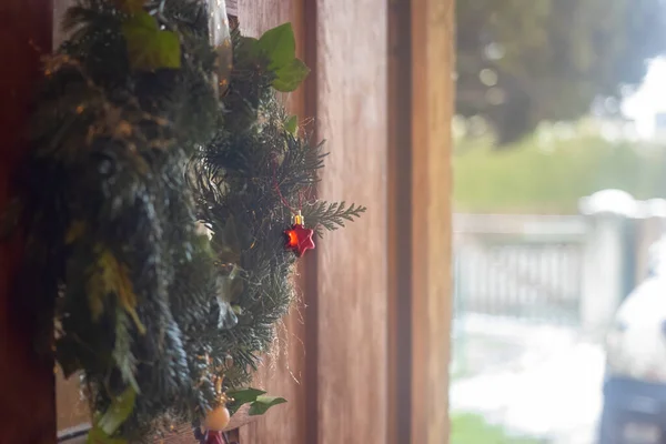 Couronne Porte Noël Sur Une Porte Ouverte Bois — Photo