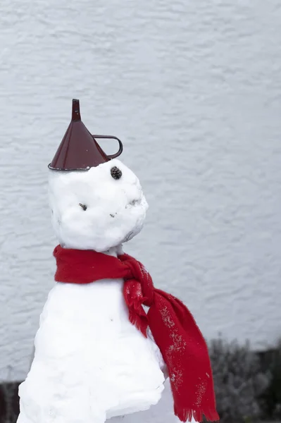Divertente Pupazzo Neve Con Una Sciarpa Rossa Imbuto Come Cappello — Foto Stock