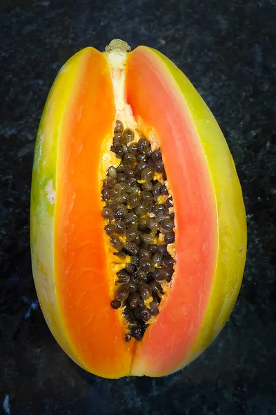 Papayafrüchte Mit Samen Auf Schwarzem Hintergrund Schneiden — Stockfoto
