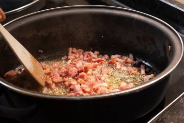 Cızırdayan pastırma küpleriyle kızartma makinesi.