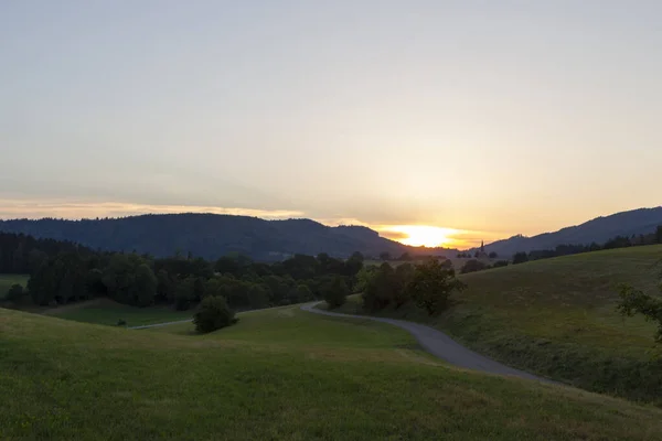 Eine Kleine Landstraße Zwischen Wiesen Schwarzwald Bei Sonnenuntergang — Stockfoto