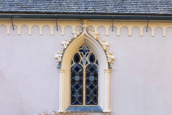 Reich Verzierte Alte Glasfenster Einer Wand — Stockfoto