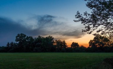 Ormanın kenarında gün batımı