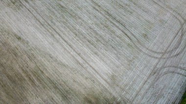 Yeni sürülmüş bir tarlada traktör izleri.